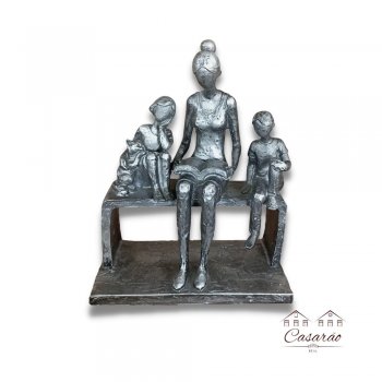 Estátua Mãe e Filhos no Banco - 19 Cm