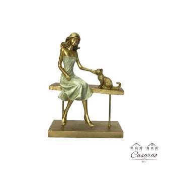 Estátua Mulher no Banco com Gato - 22 cm